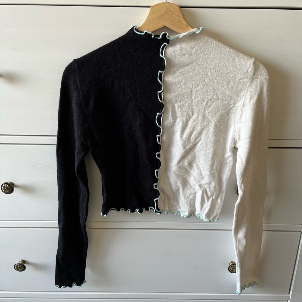 Black white cropped split long sleeve top